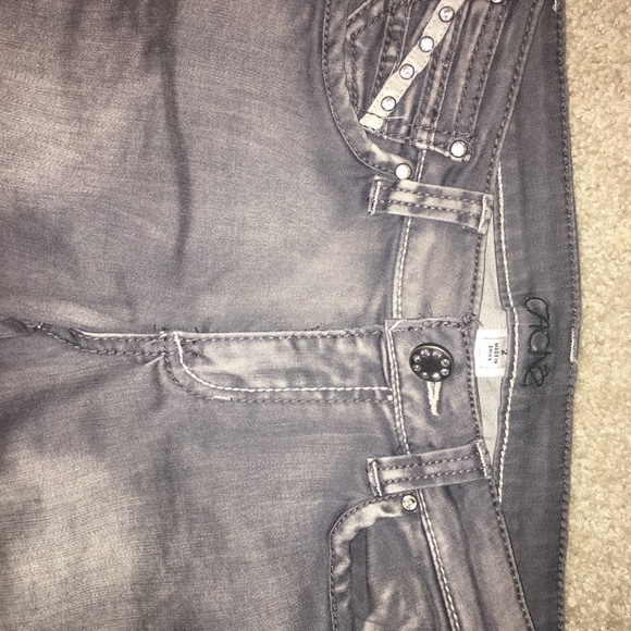 ❄️Grey Cache Embellished Capris - Picture 3 of 7